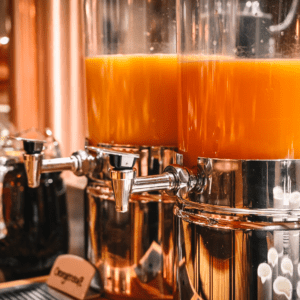 Multivitamin und Orangensaft des Frühstücksbuffets vom Gasthof Höhn