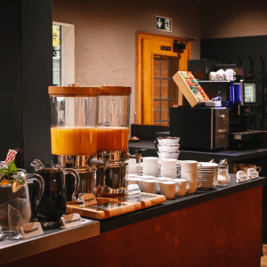 Getränke und Kaffeevollautomat am Frühstücksbuffet des Gasthofs Höhn