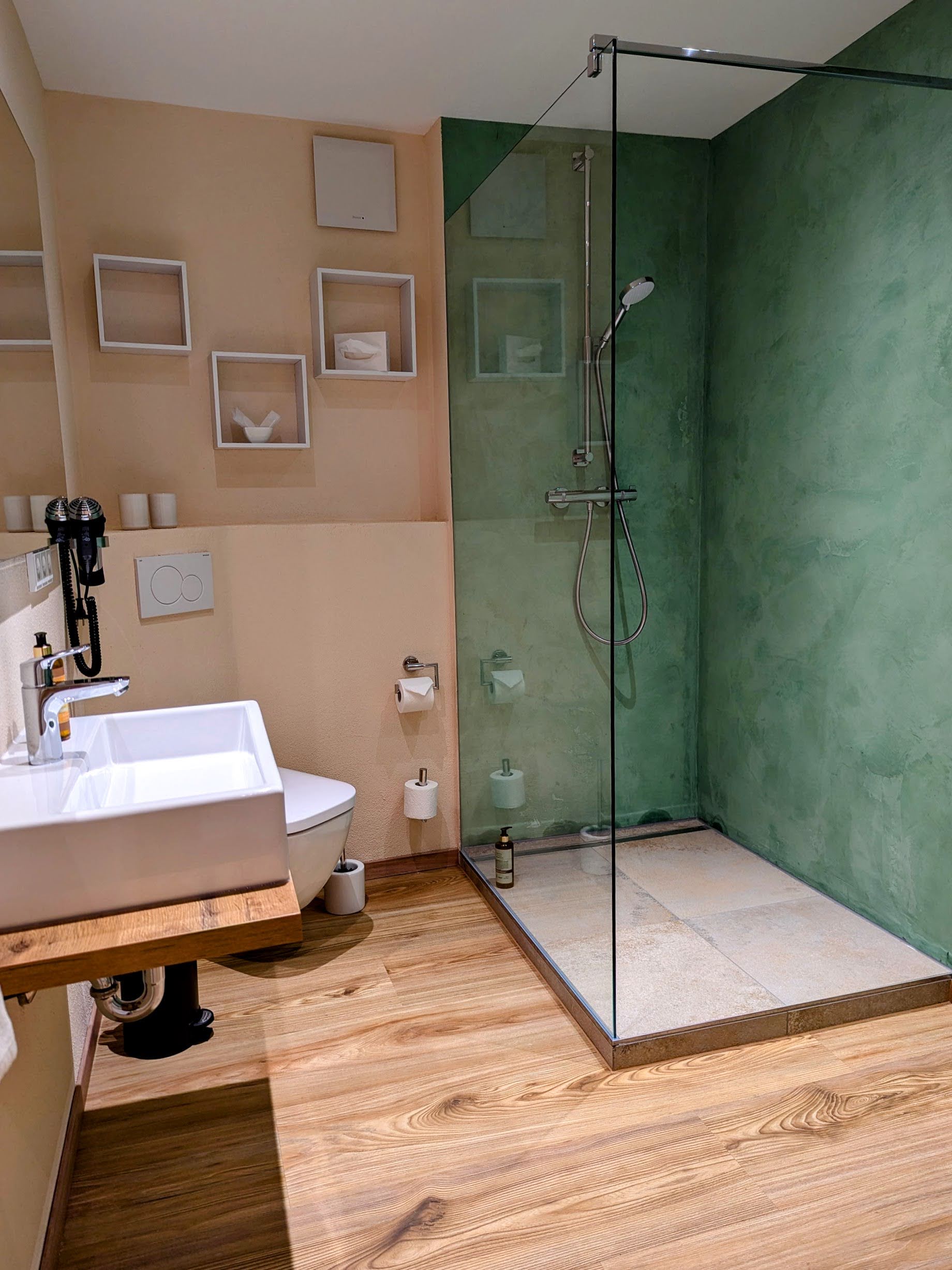 Badezimmer des Terrassen Appartement mit großer Dusche