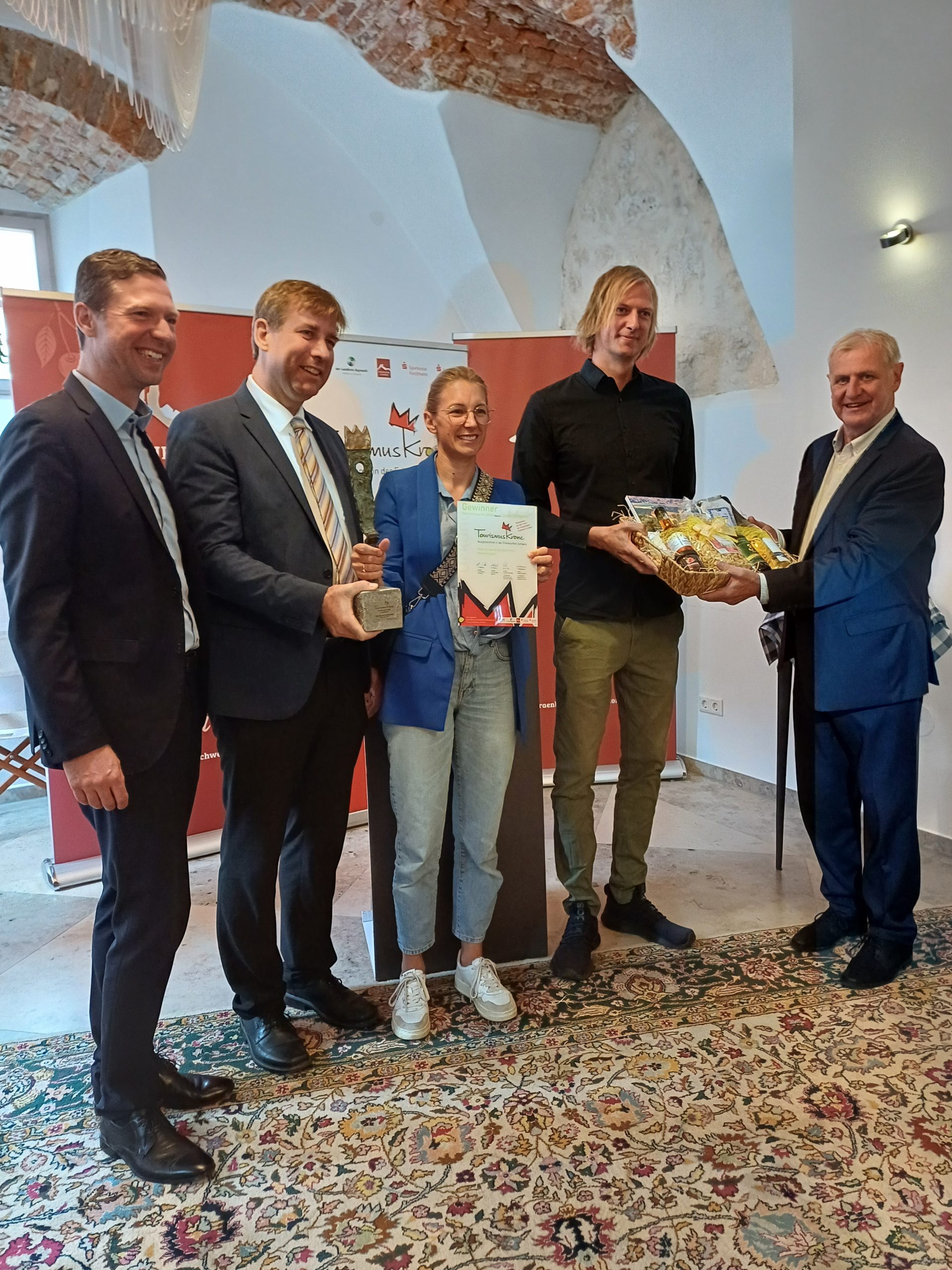 Preisverleihung der Tourismuskrone 2024 mit Vertretern der Lokalpolitik