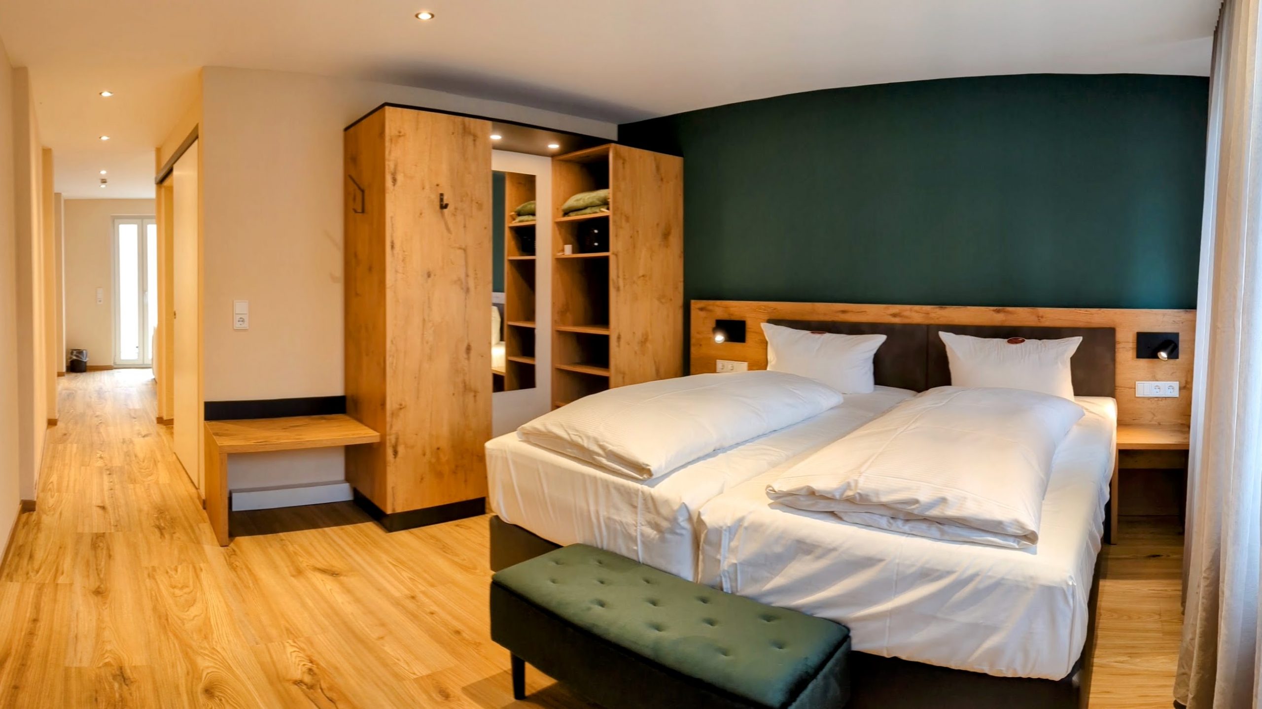 Schlafzimmer des Terrassen Appartement mit großem Boxspringbett