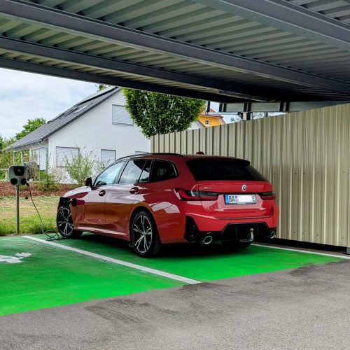 Vier Parkplätze mit Ladesäulen für E-Autos