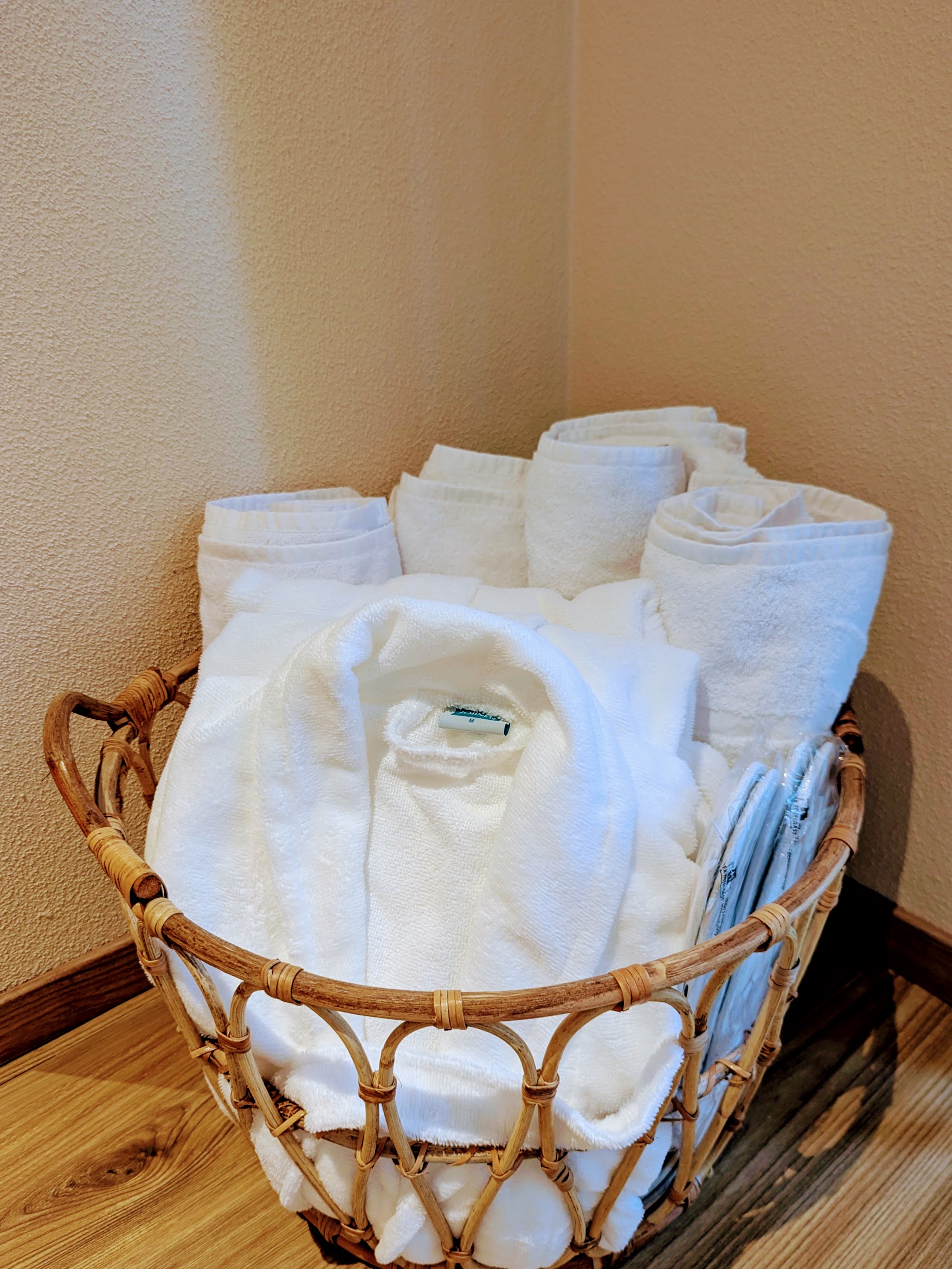 Saunautensilien wie Bademantel und Saunatücher der privaten Sauna im Terrassen Appartement