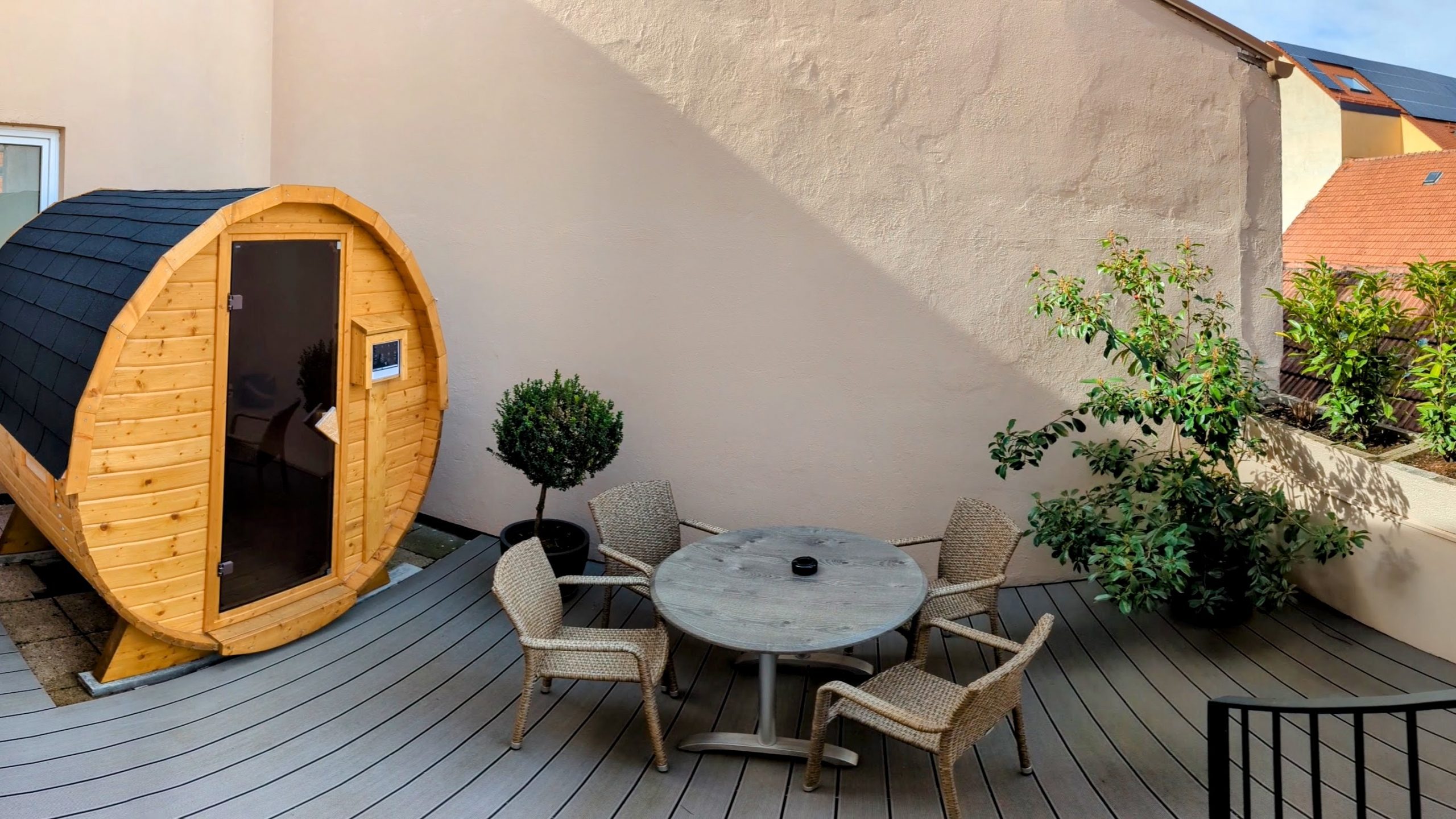 Blick auf die Terrasse mit privater Sauna des Terrassen Appartement